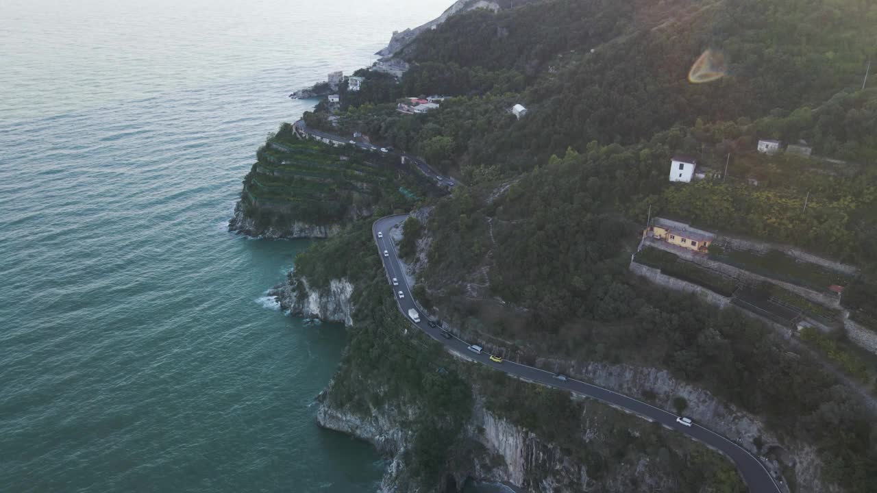 意大利坎帕尼亚阿马尔菲海岸西塔拉风景优美的公路鸟瞰图。视频素材