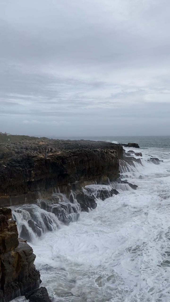 巨浪拍打着海岸视频素材