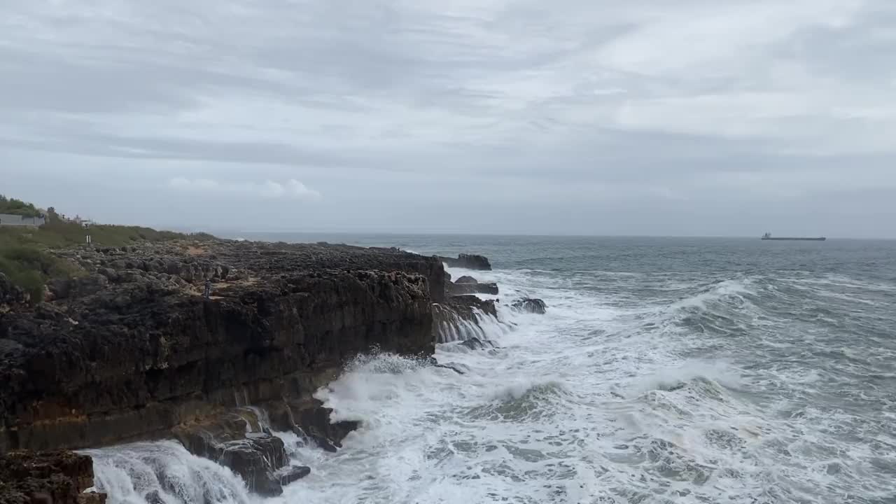 巨浪拍打着海岸视频素材