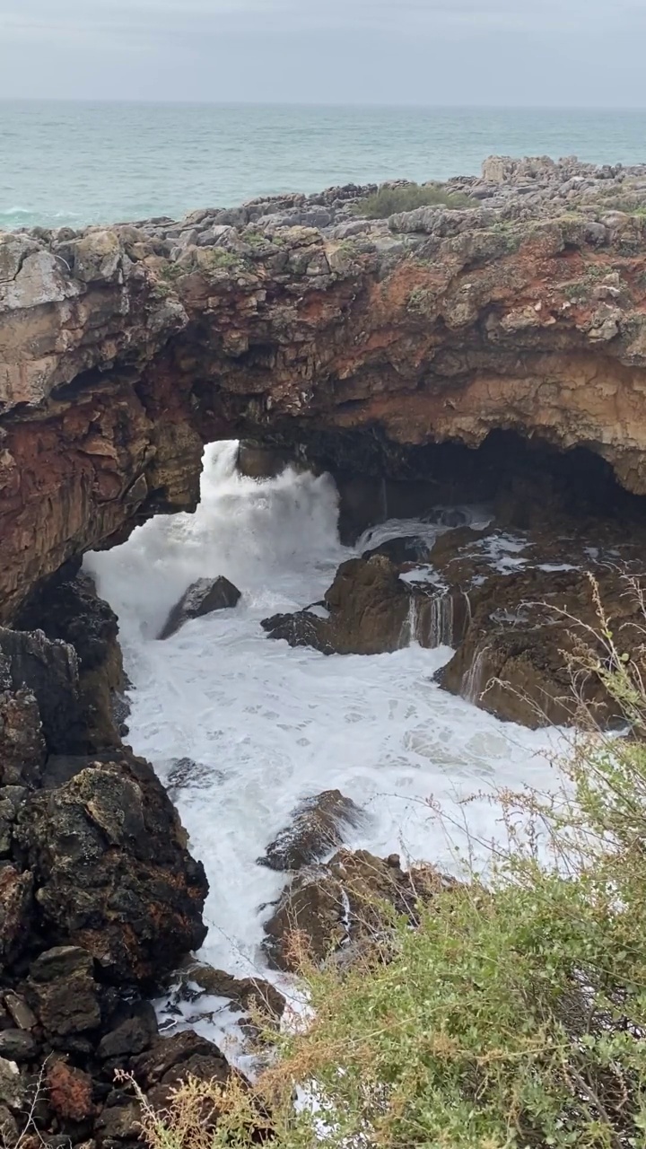 巨浪拍打着海岸视频素材