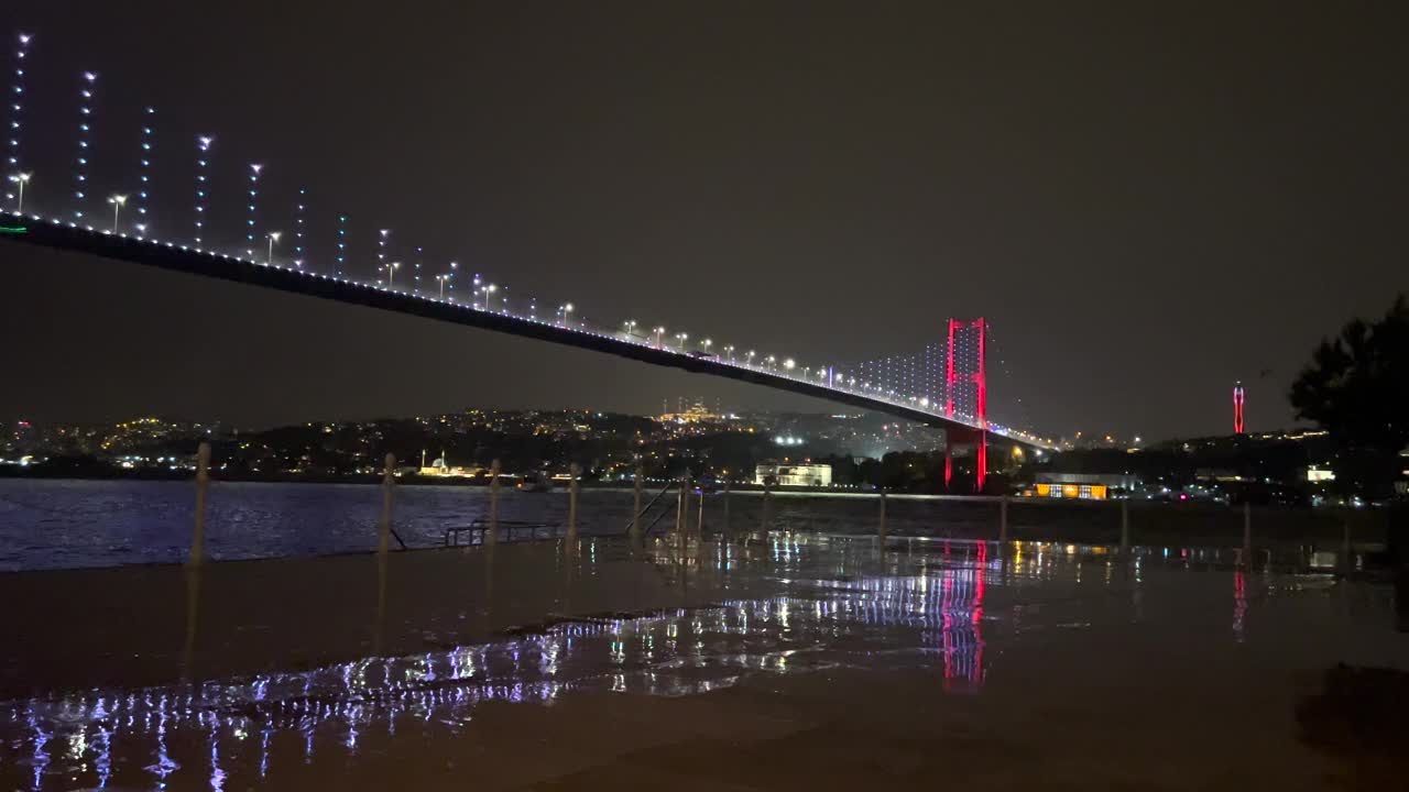 伊斯坦布尔博斯普鲁斯大桥，夜晚的博斯普鲁斯大桥，博斯普鲁斯夜景视频素材