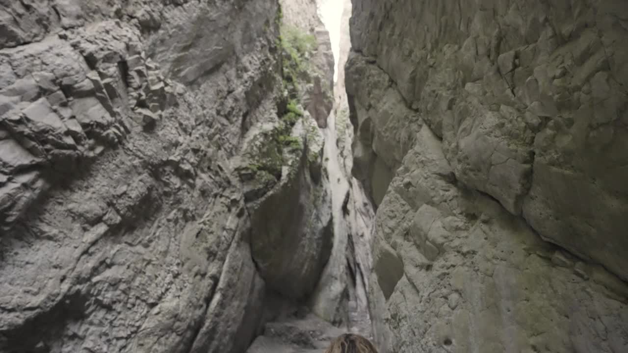 有非常狭窄通道的地质构造。行动。山下的石峡，绿意盎然。视频素材