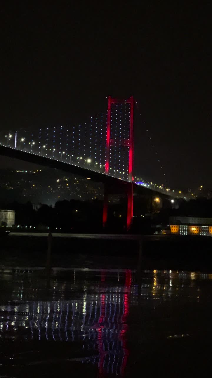 伊斯坦布尔博斯普鲁斯大桥，夜晚的博斯普鲁斯大桥，博斯普鲁斯夜景视频素材