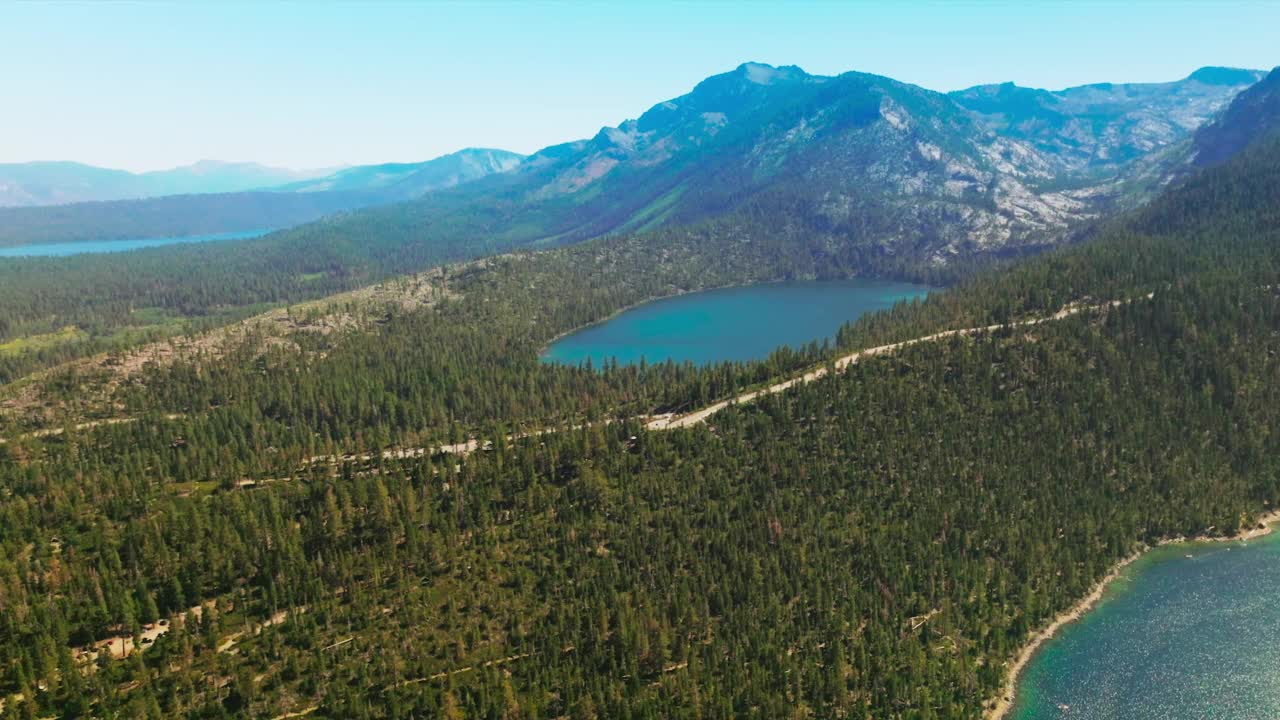 美丽的山景，周围生长着松树。小蓝湖藏在山里。前视图。视频素材