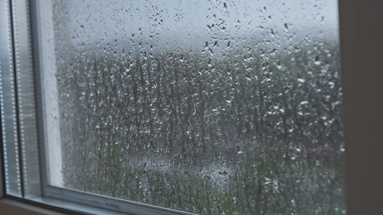 雨滴落在窗户上，秋天抽象背景视频素材