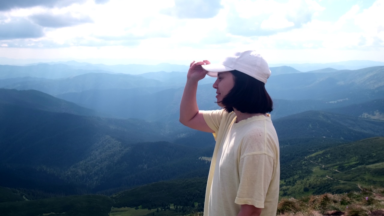 快乐的女人肖像检查她的头发山背景视频素材