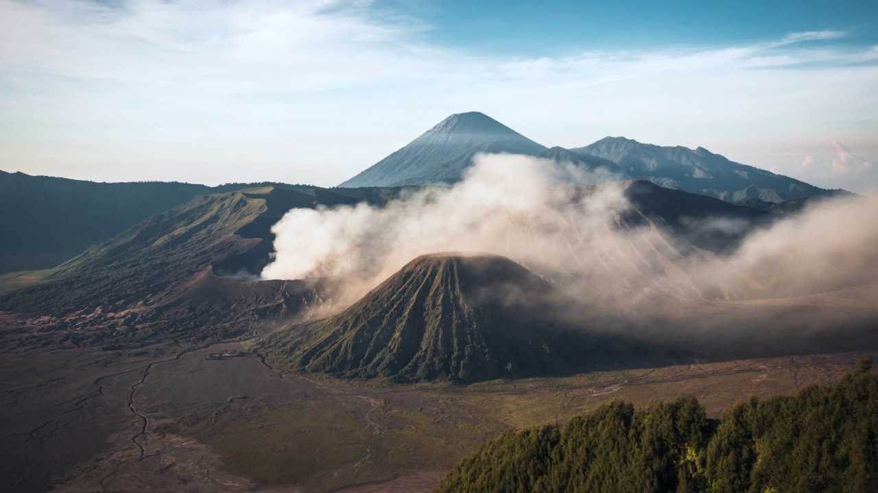 印度尼西亚东爪哇岛活跃的布罗默火山冒烟的火山口的时间间隔视图，缩小视频素材