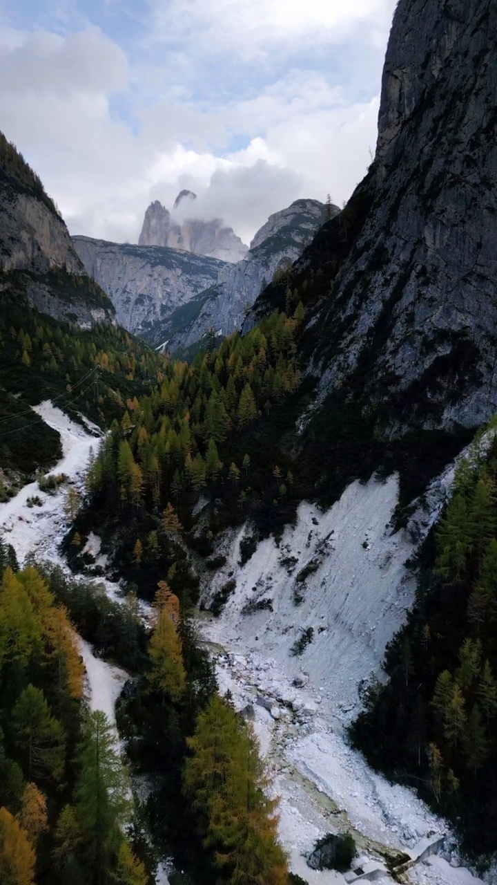 来自西北部的Drei Zinnen (Tre Cime di Lavaredo)山视频素材