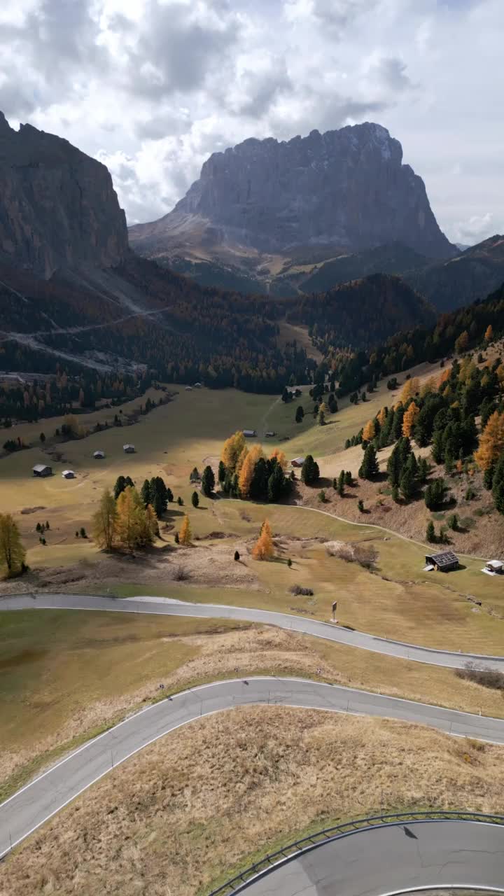 加德纳山口(Passo Gardena, Grödnerjoch, Groednerjoch, Grodnerjoch)与塞拉集团和白云石山脉的朗科菲尔山视频素材