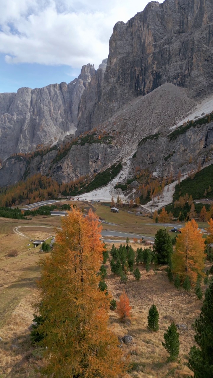 加德纳山口(Passo Gardena, Grödnerjoch, Groednerjoch, Grodnerjoch)和塞拉集团在白云石山视频素材