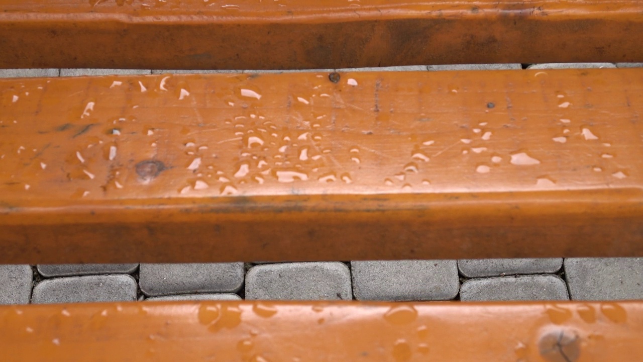 背景是木凳上的雨滴视频素材