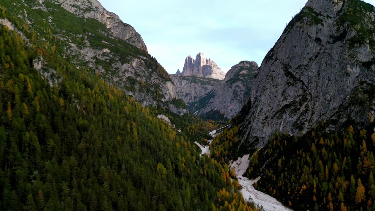 来自西北部的Drei Zinnen (Tre Cime di Lavaredo)山视频素材