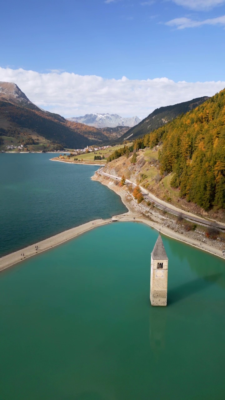 Reschensee (Reschen湖，Lago di Resia)和它在南蒂罗尔的水下教堂视频素材