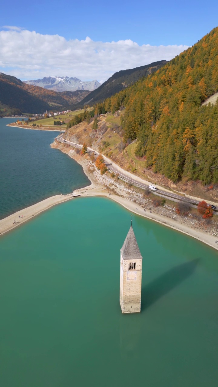 Reschensee (Reschen湖，Lago di Resia)和它在南蒂罗尔的水下教堂视频素材