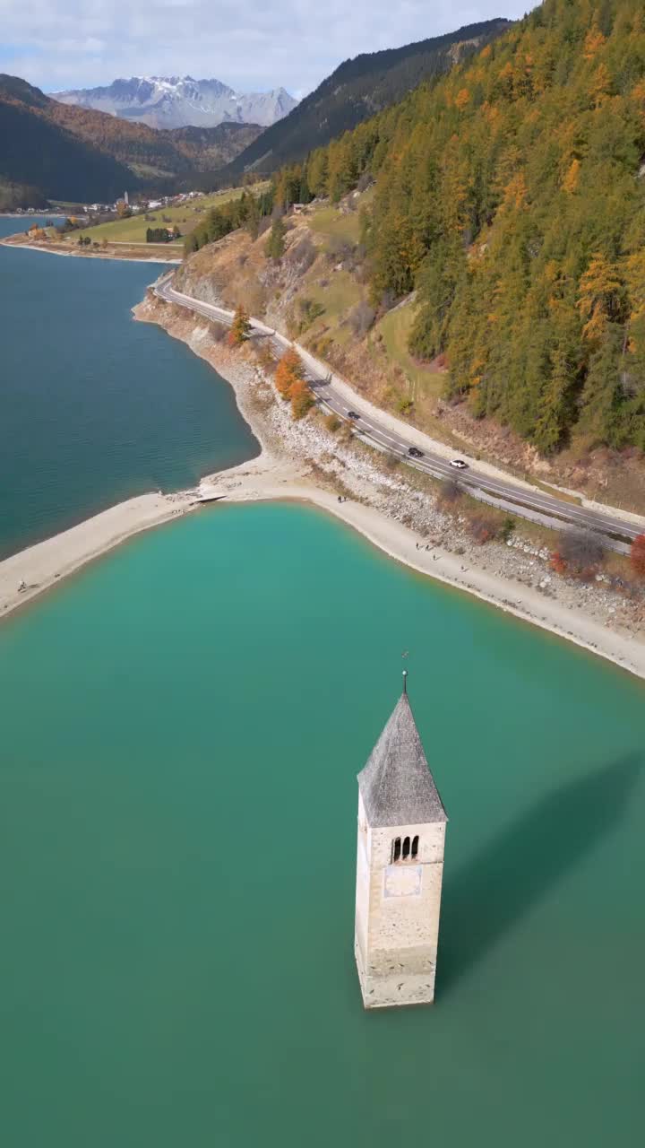 Reschensee (Reschen湖，Lago di Resia)和它在南蒂罗尔的水下教堂视频素材