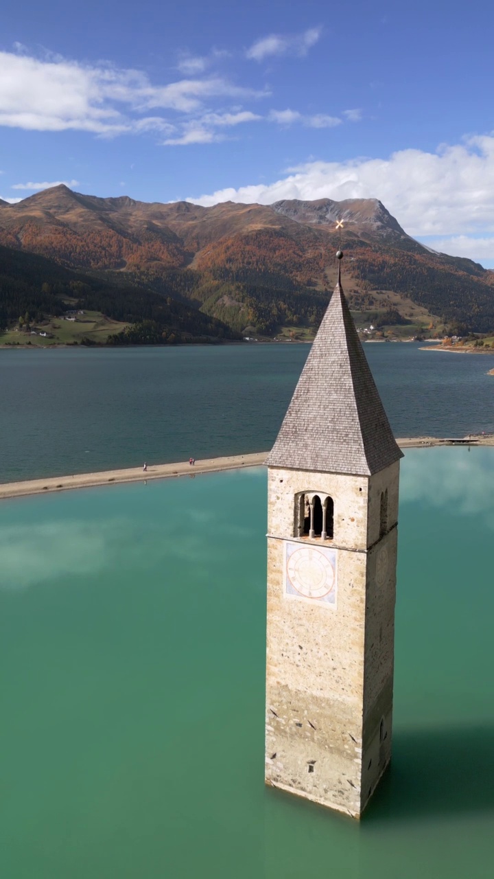 Reschensee (Reschen湖，Lago di Resia)和它在南蒂罗尔的水下教堂视频素材