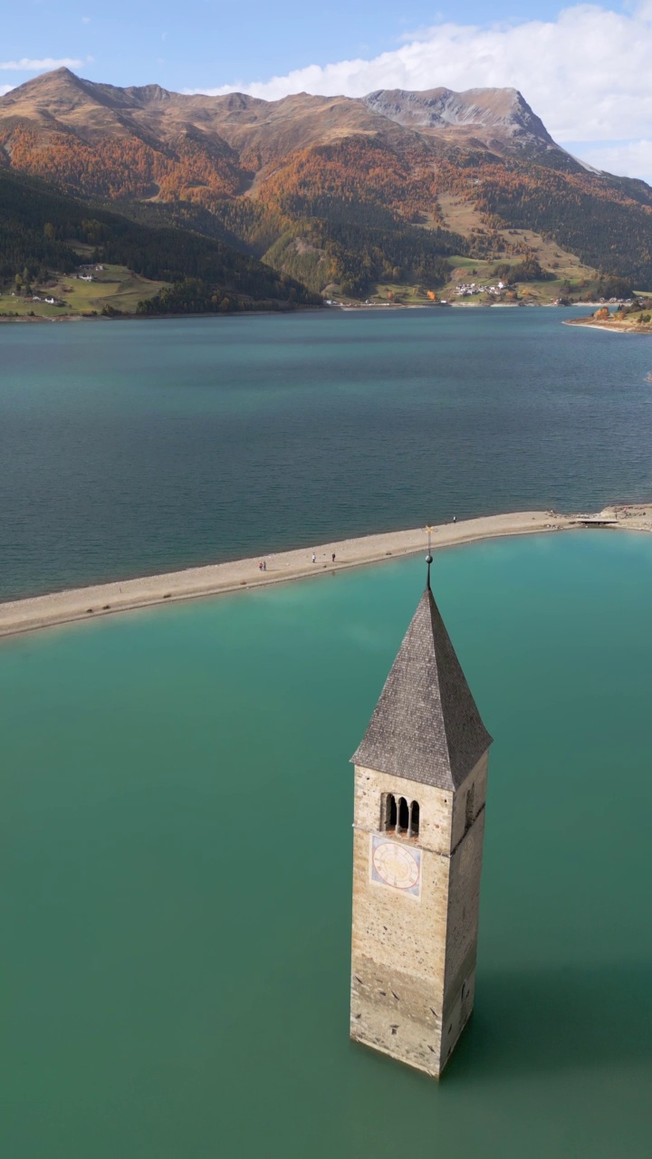 Reschensee (Reschen湖，Lago di Resia)和它在南蒂罗尔的水下教堂视频素材