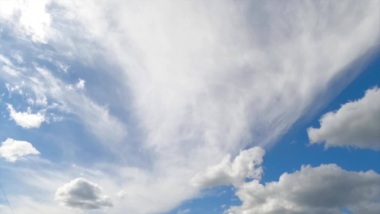 积云和自旋云在夏天的天空中变换。在蓝天上的低角度视图与多朵云。间隔拍摄。视频素材