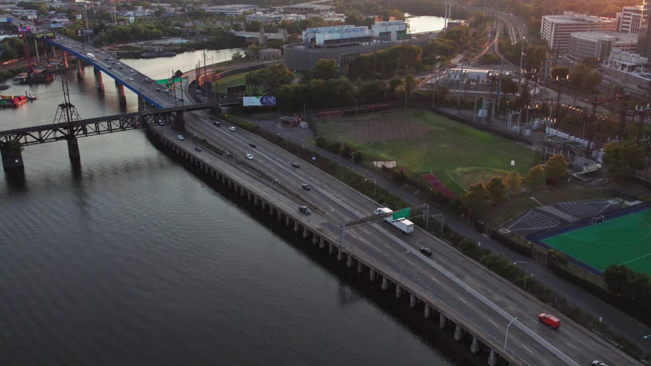 费城的河流和州际公路，宾夕法尼亚州的黄昏视频素材