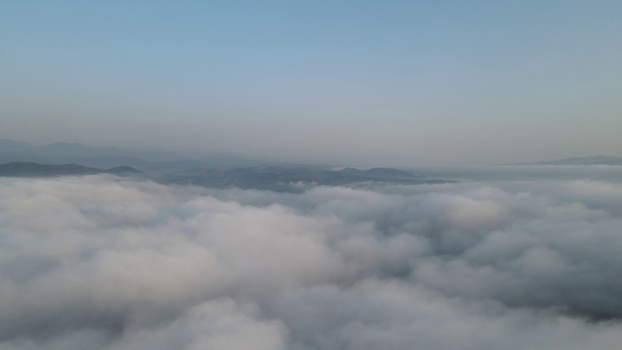 无人机在空中飞行的镜头。视频素材