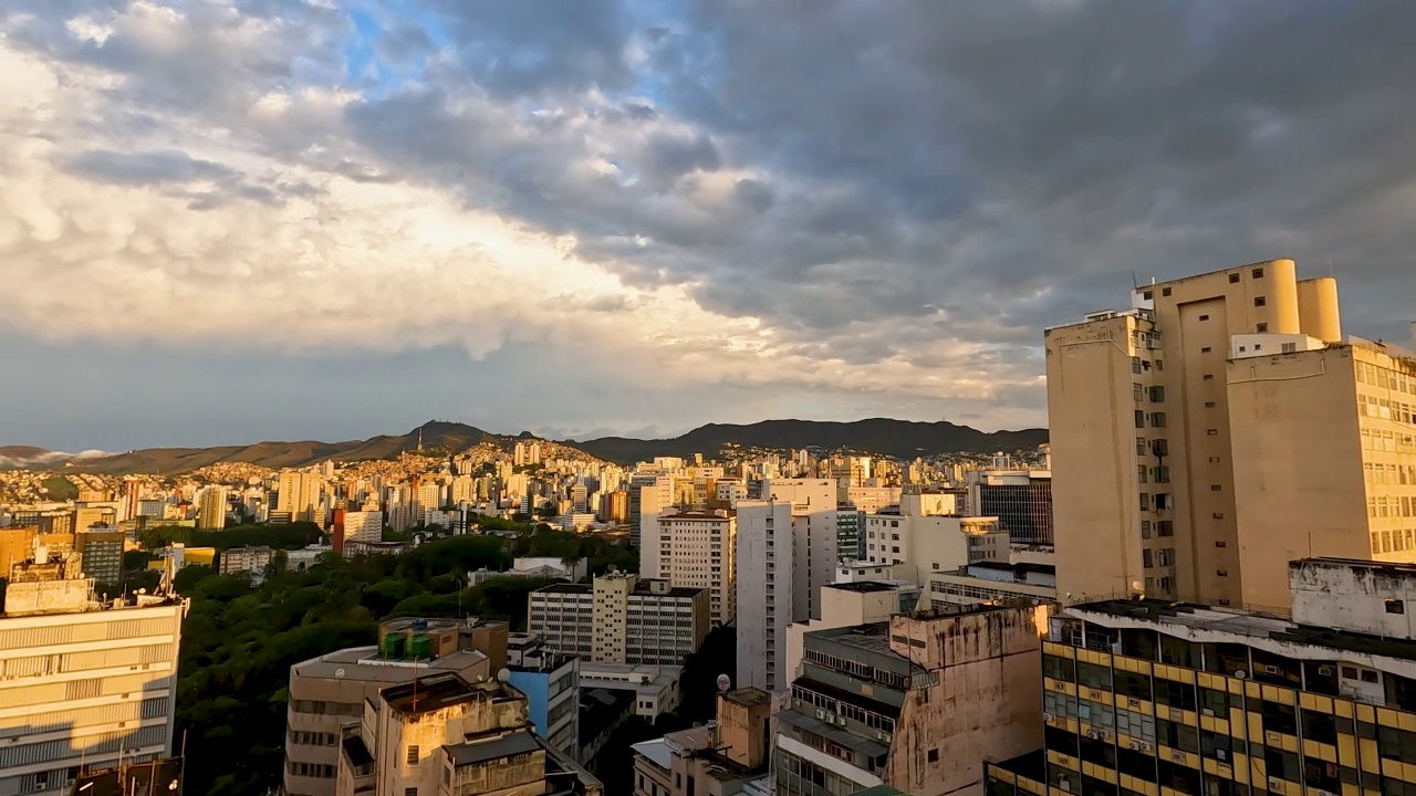 日落时分贝洛奥里藏特市的全景视频素材