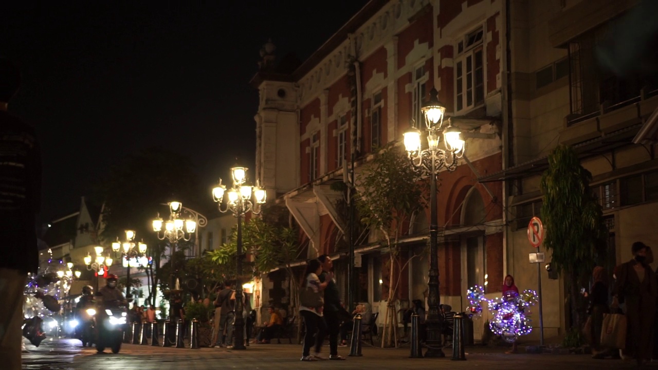 以历史建筑为背景的夜间汽车和摩托车视频素材