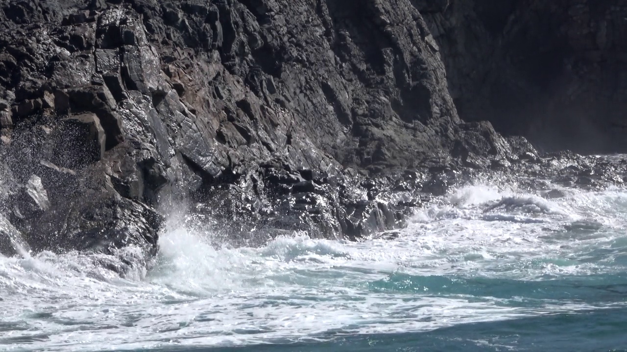 火山海岸上的海浪视频素材