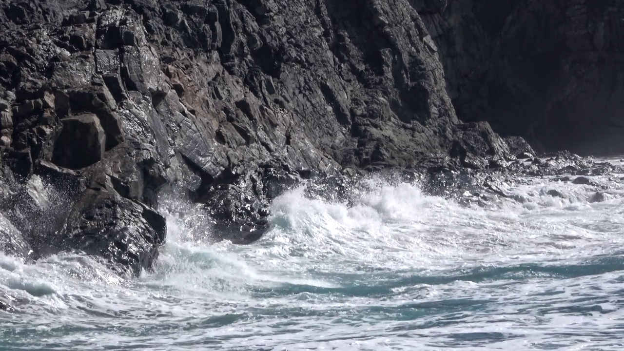 火山海岸上的海浪视频素材