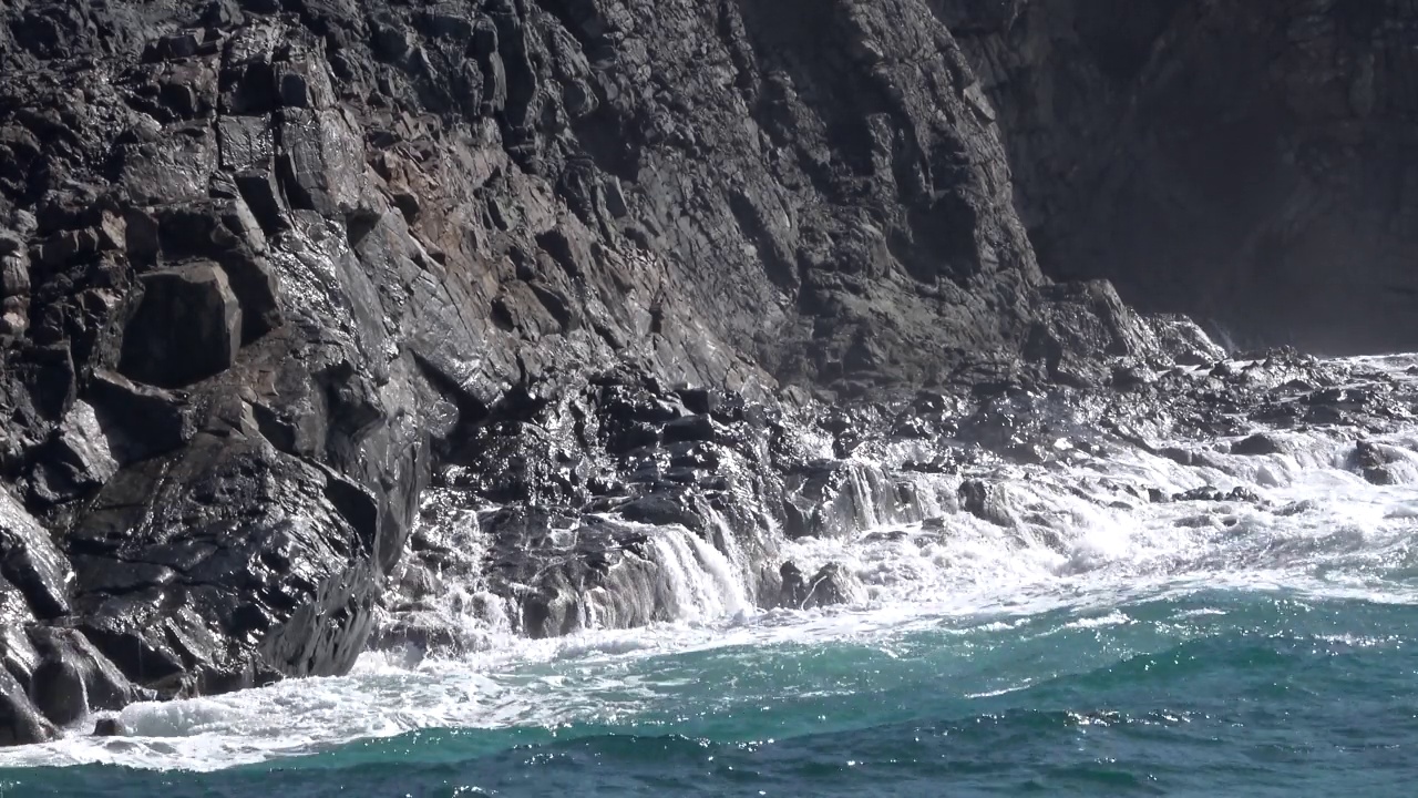 火山海岸上的海浪视频素材