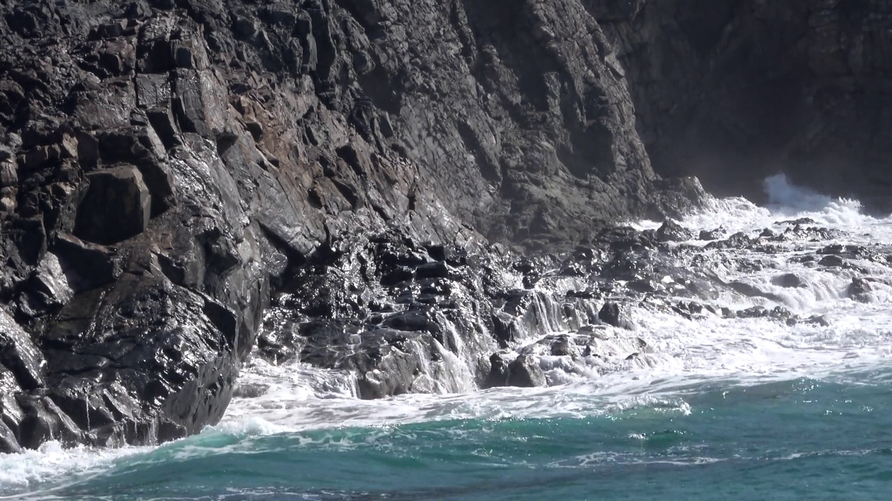 火山海岸上的海浪视频素材