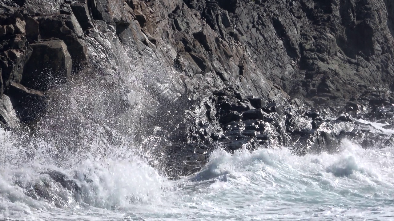 火山海岸上的海浪视频素材