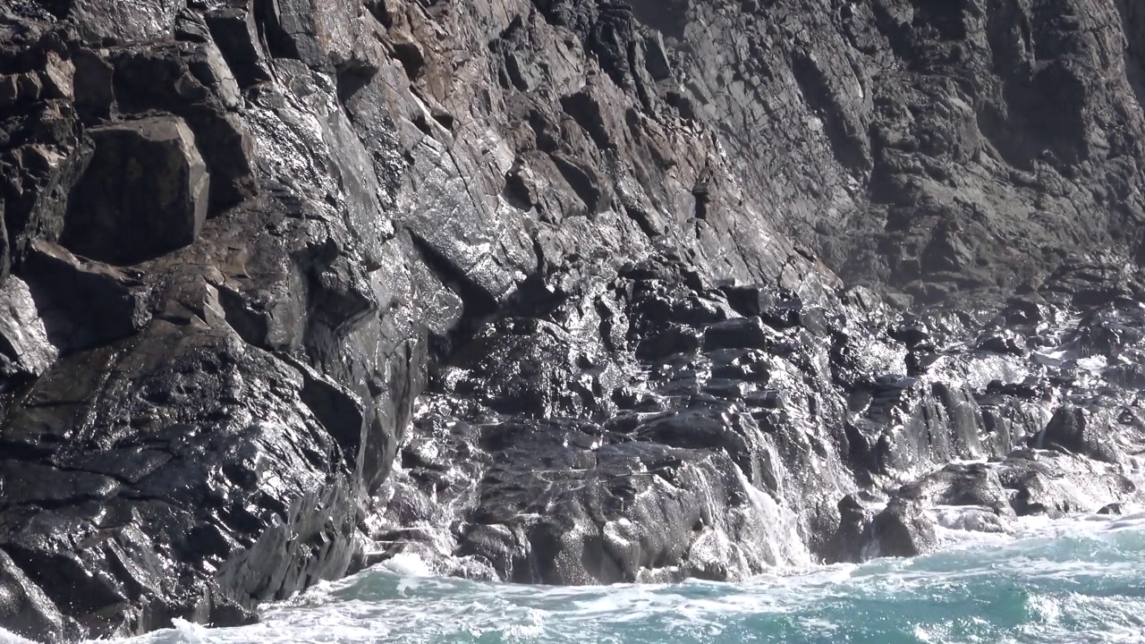 火山海岸上的海浪视频素材