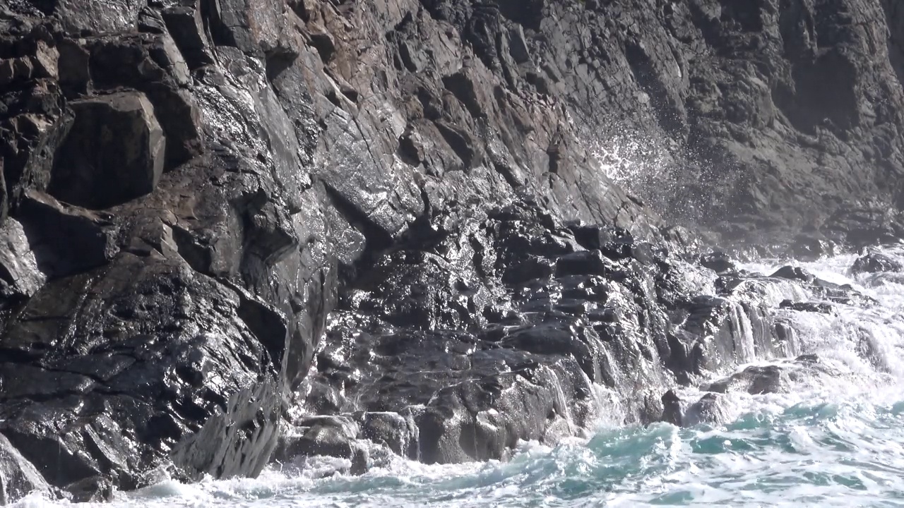 火山海岸上的海浪视频素材