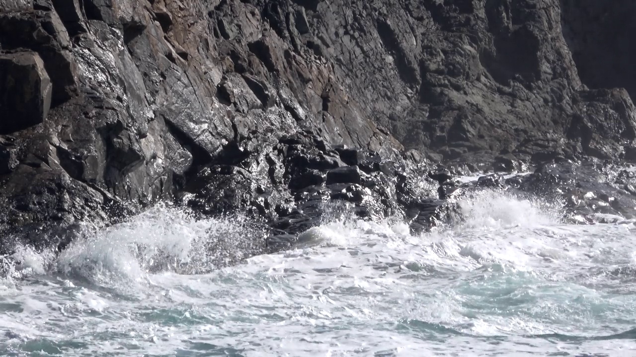 火山海岸上的海浪视频素材