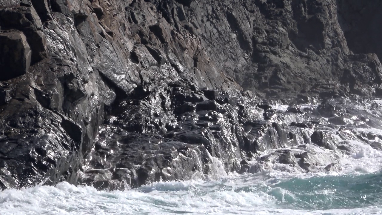 火山海岸上的海浪视频素材