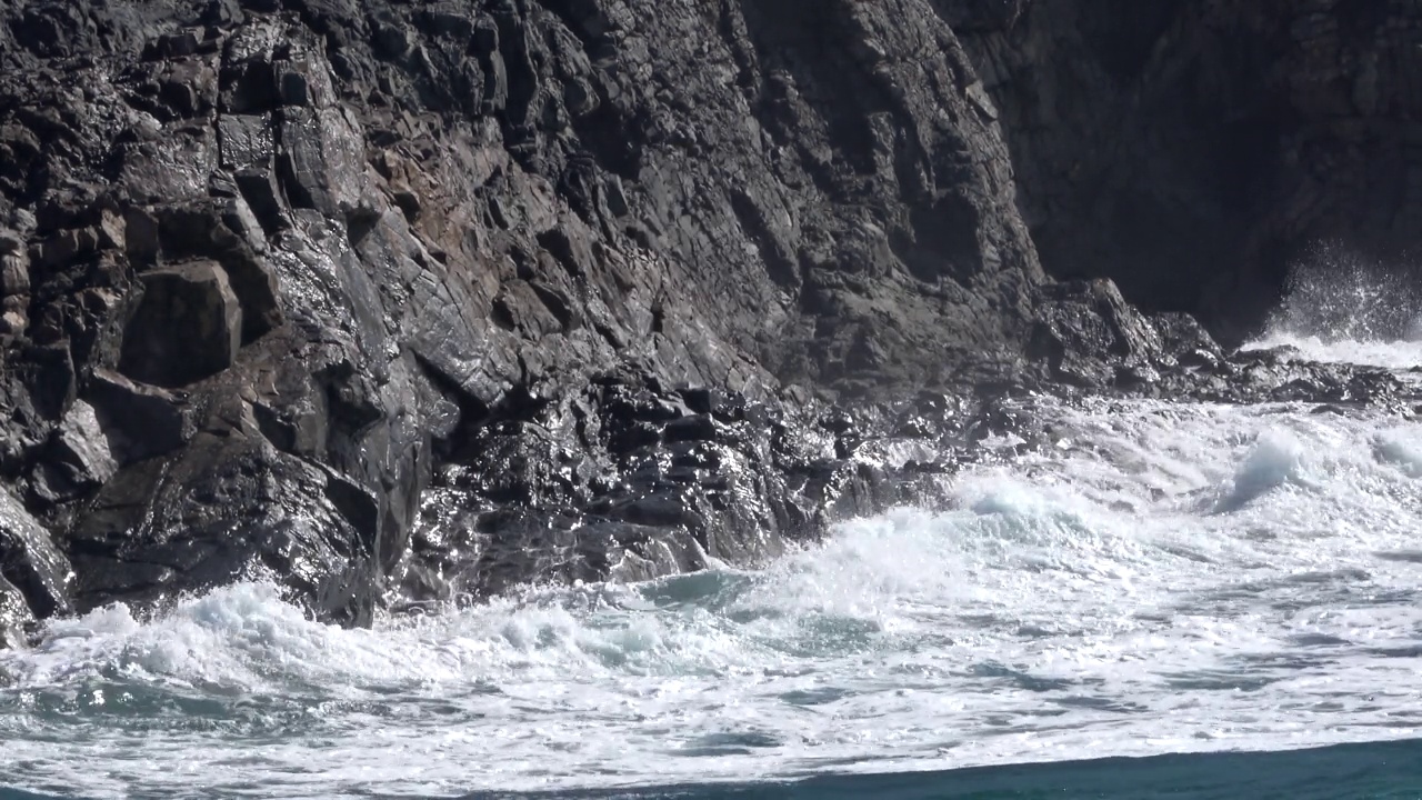 火山海岸上的海浪视频素材