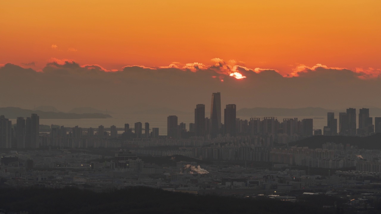 韩国仁川延寿区松岛国际城浦项制铁松岛附近的日落景观视频素材