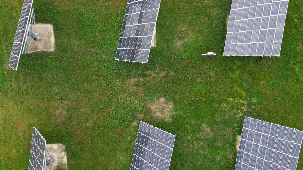 太阳能电池板，鸟瞰图。碳中和和可再生能源工厂。视频素材