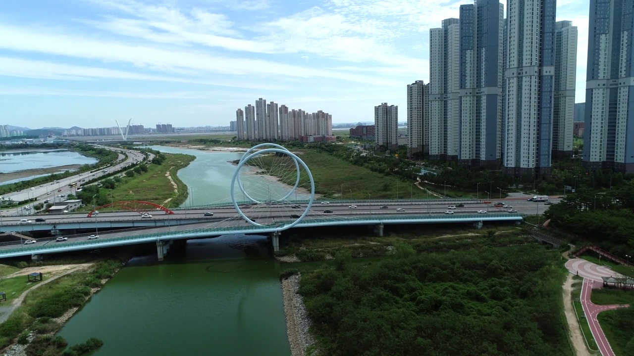 韩国仁川，松岛区/延寿区松岛国际大桥附近的城市景观视频素材