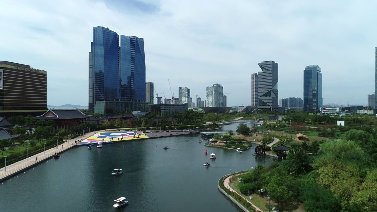 韩国仁川，松岛区/延寿区松岛中央公园附近的城市景观视频素材