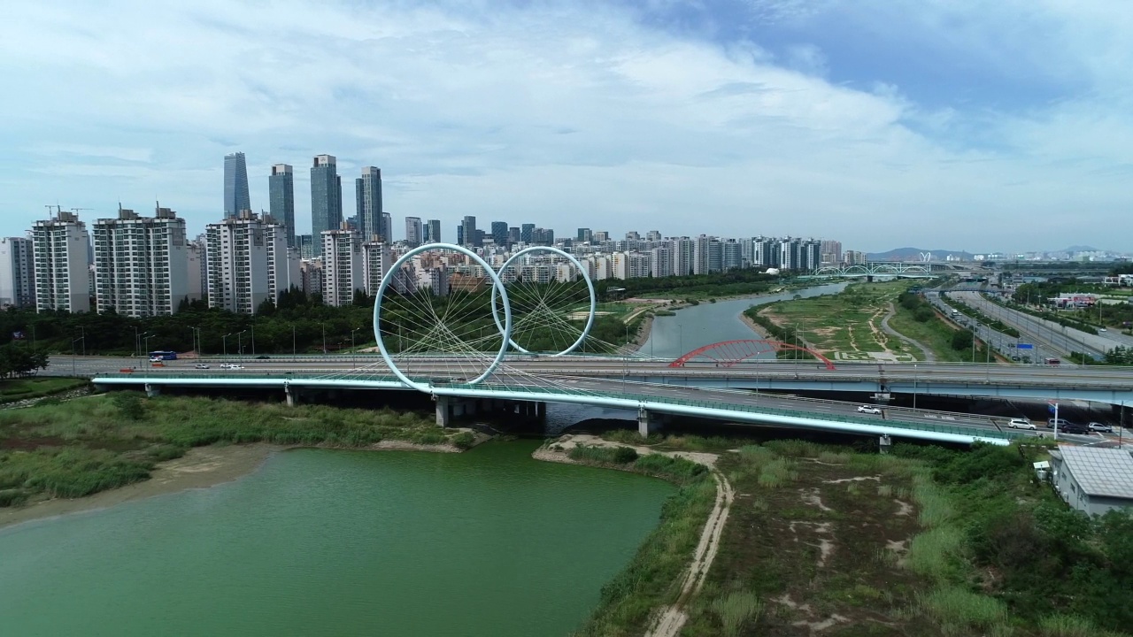 韩国仁川，松岛区/延寿区松岛国际大桥附近的城市景观视频素材