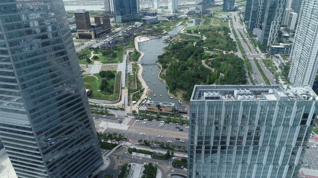 浦项制铁松岛塔附近的城市景观和松岛中央公园/延寿区，韩国仁川视频素材