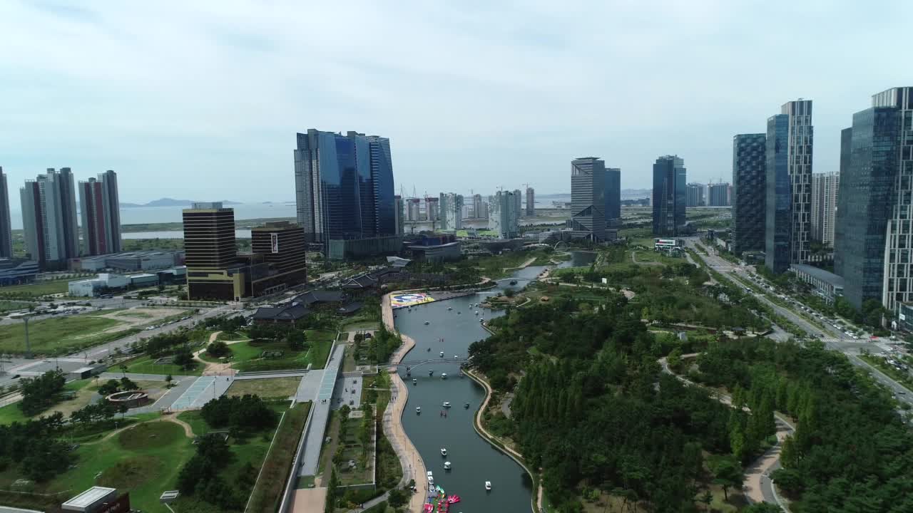 韩国仁川，松岛区/延寿区松岛中央公园附近的城市景观视频素材