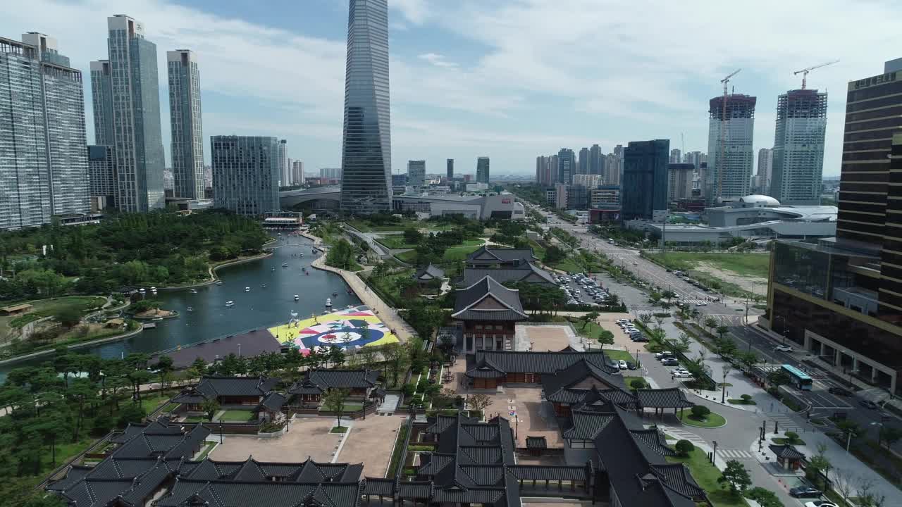 韩国仁川，延寿区松岛区浦项制铁松岛塔附近的城市景观和松岛中央公园视频素材