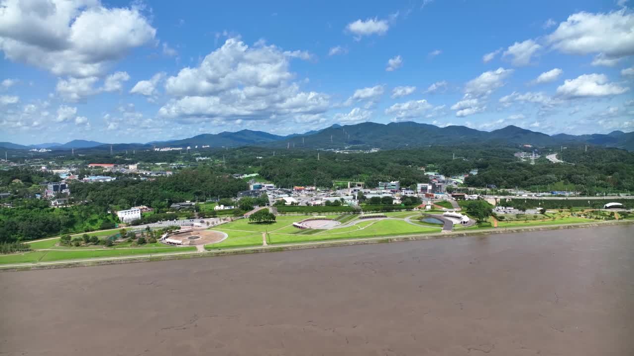 韩国京畿道南杨州市汉江附近的三培区汉江公园周围的市中心风景视频素材