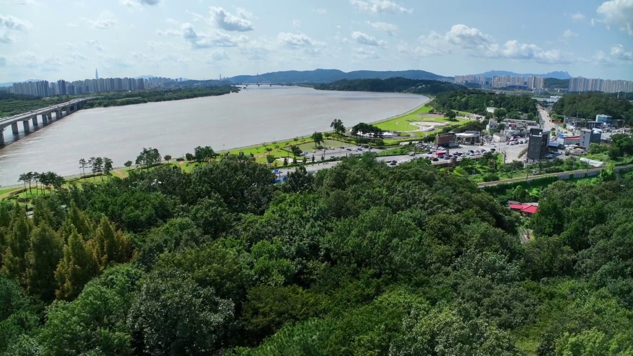 韩国京畿道南杨州市汉江附近的三培区汉江公园周围的市中心风景视频素材