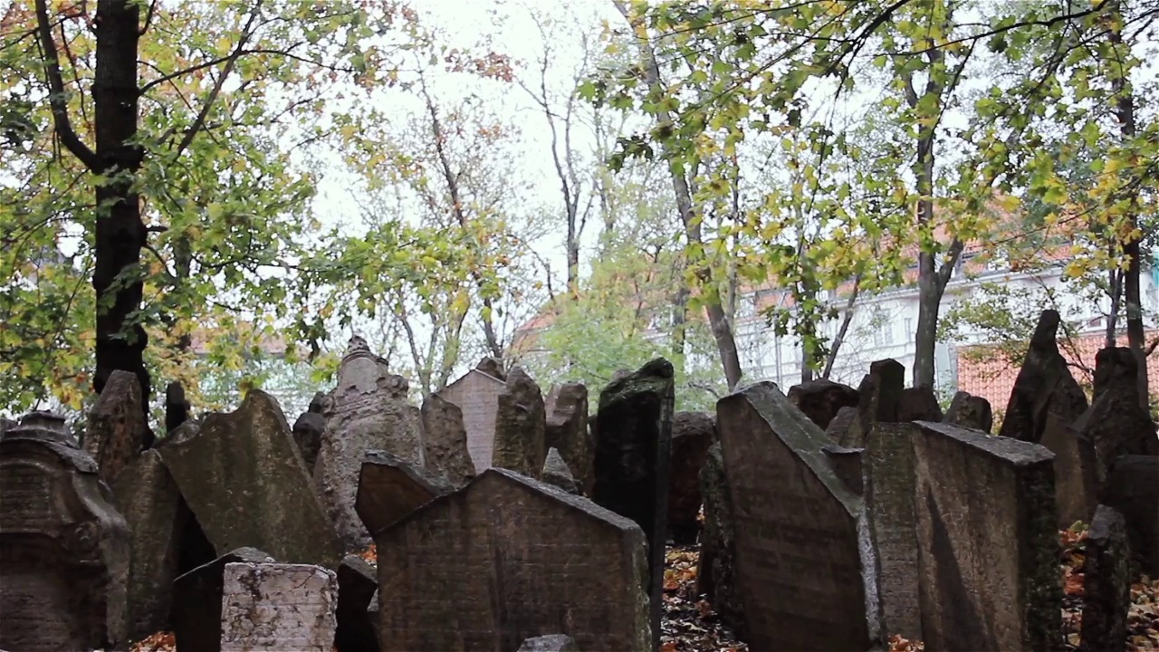 捷克共和国布拉格，Stare Mesto(老城)，Josefov(“犹太人区”)的老犹太人公墓。视频素材