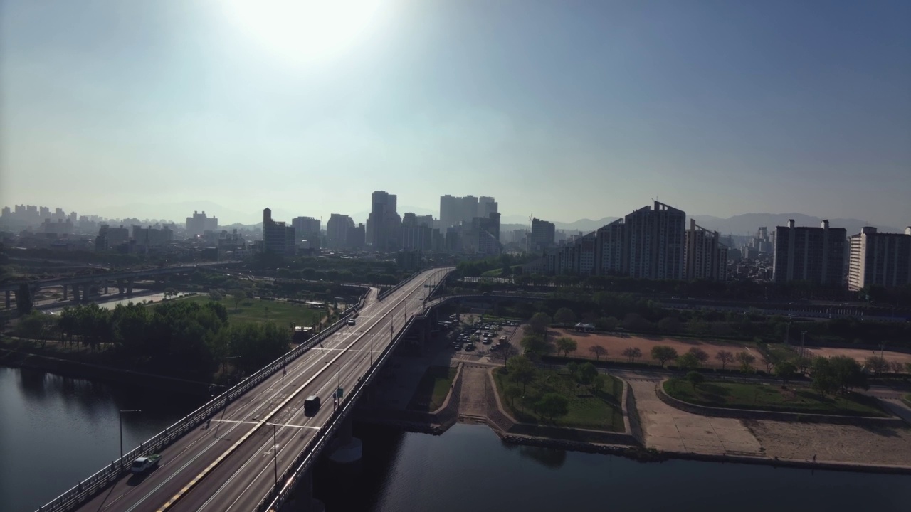 韩国首尔松坡区汉江和天河大桥周边的市中心风景视频素材