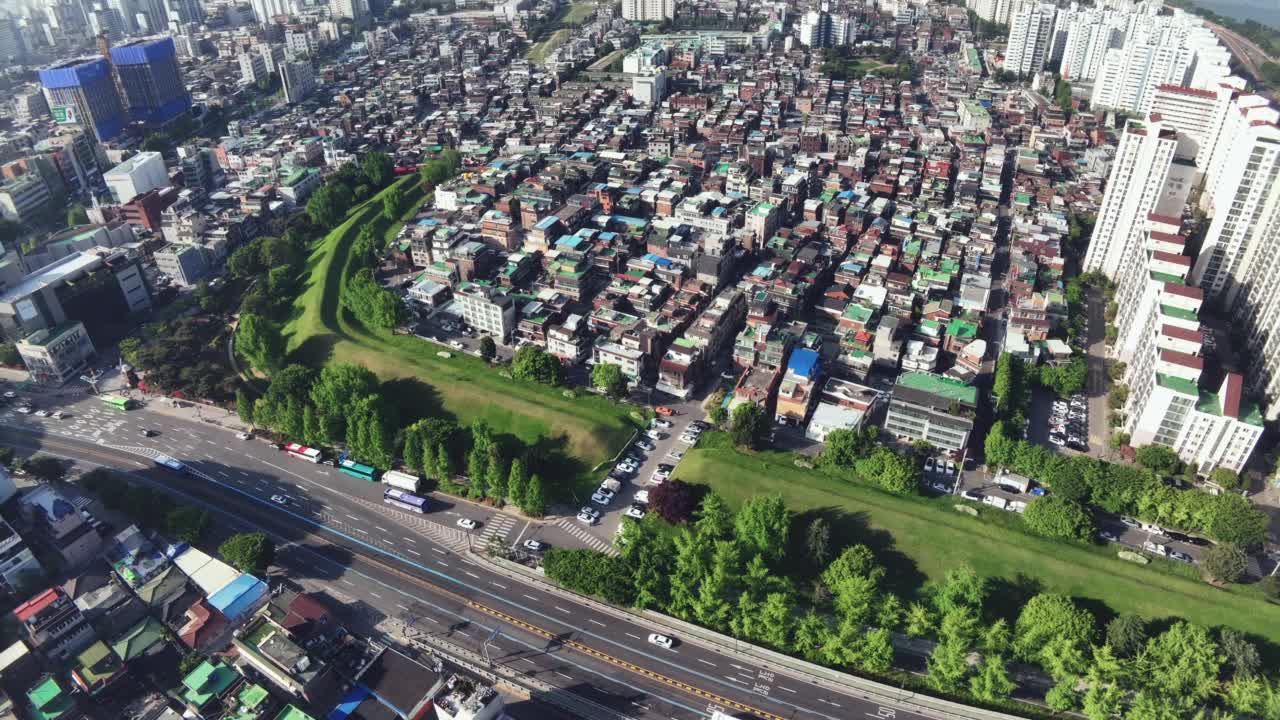 韩国首尔松坡区凤纳土城城池附近的市中心风景视频素材