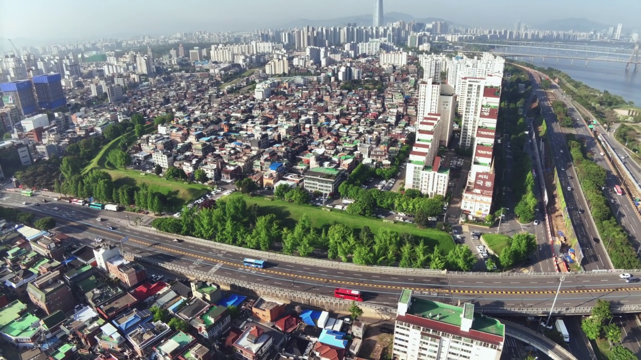 韩国首尔松坡区凤纳土城城池周边道路的市中心风景视频素材